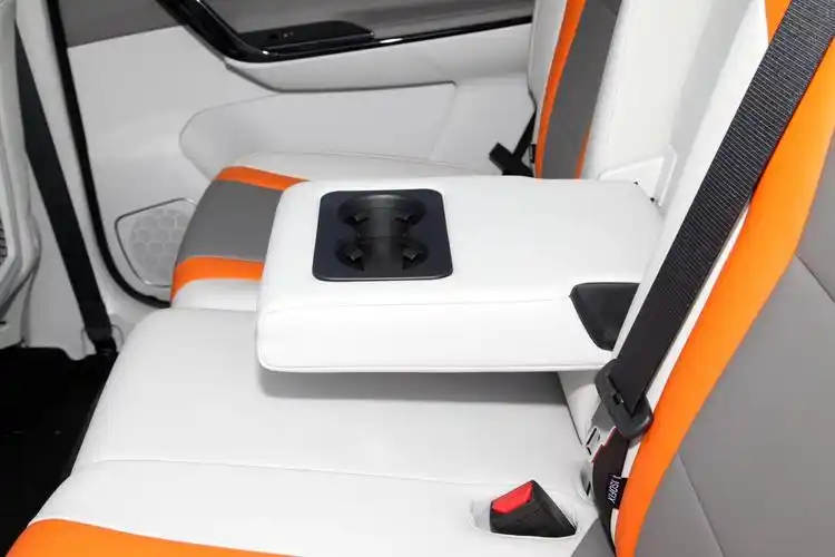 风行t5马赫版 自动高配版 7座后排中央扶手