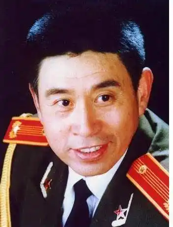 后来,在一次机缘巧合下,得到了恩师岑冰的赏识,岑冰也曾教过很多学生