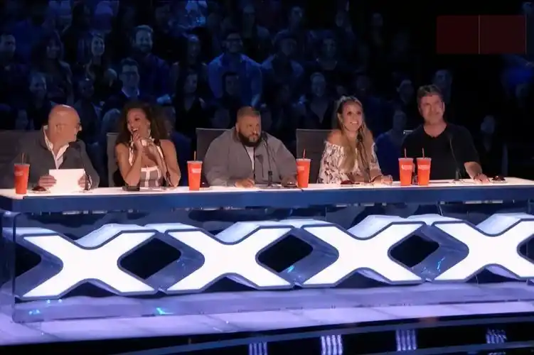 美国达人秀小伙歌声太惊艳评委爆黄金按钮你就是超级巨星