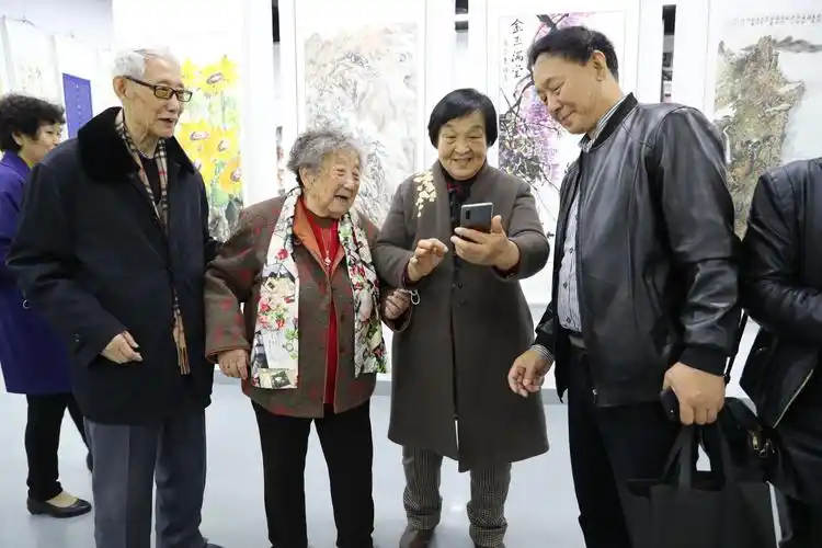 翰墨光影颂党恩青岛市首届中老年人书画摄影创作大赛作品展开展