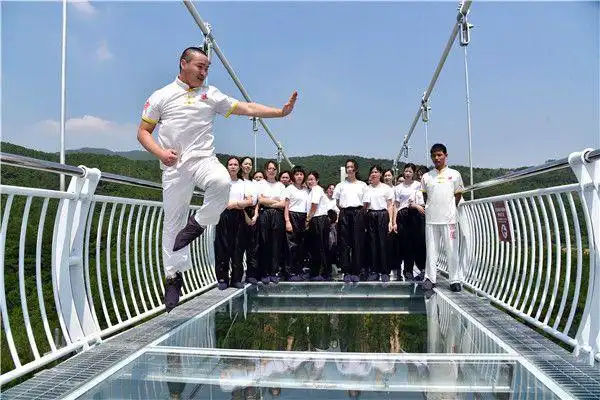 广东市民去旅游景区躲雾霾玻璃桥化身为运动健身桥