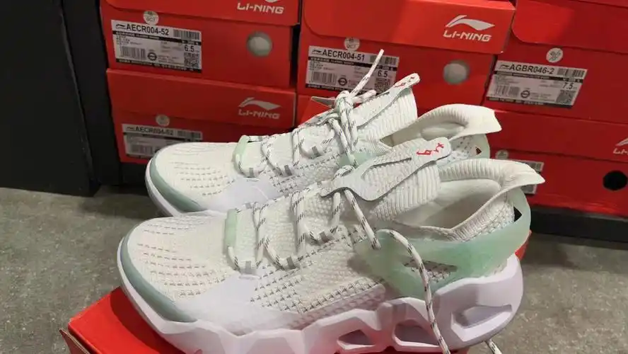 价格百元出头上脚超轻!#运动鞋  #神仙鞋子  #李宁