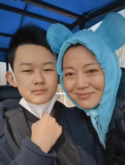 王茜华带娃坐电瓶车游乡村,素颜满脸黄斑太真实,儿子酷似导演爸