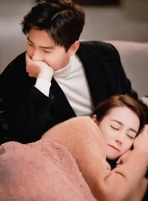 杨洋和迪丽热巴真有cp感,就算穿的是简单的私服,也像在穿情侣装_服装