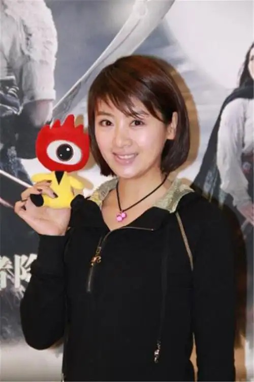 她便是小李琳,原名李佳璘,80年出生在湖北武汉,毕业于上海戏剧学院