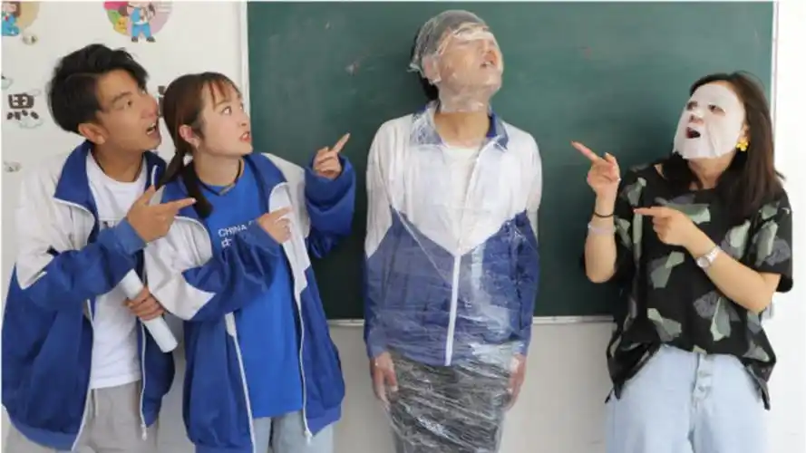 学渣变身木乃伊,竟用保鲜膜裹住自己全身,什么情况?