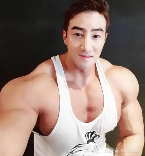 黄哲勋喝酒吃火锅,肌肉如块铁,网友:用了多少药?