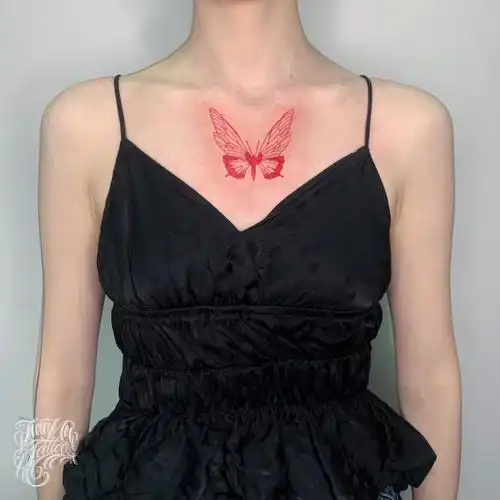 胸前的血色蝴蝶纹身坚毅而浪漫