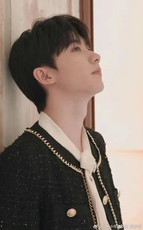 马嘉祺眼神好狠#马嘉祺新三专最新大片,一身黑色西装好贵气,这个眼神