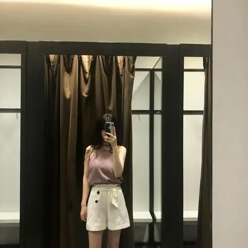 对镜子遮脸自拍这样拿手机拍照姿势显腿长人美