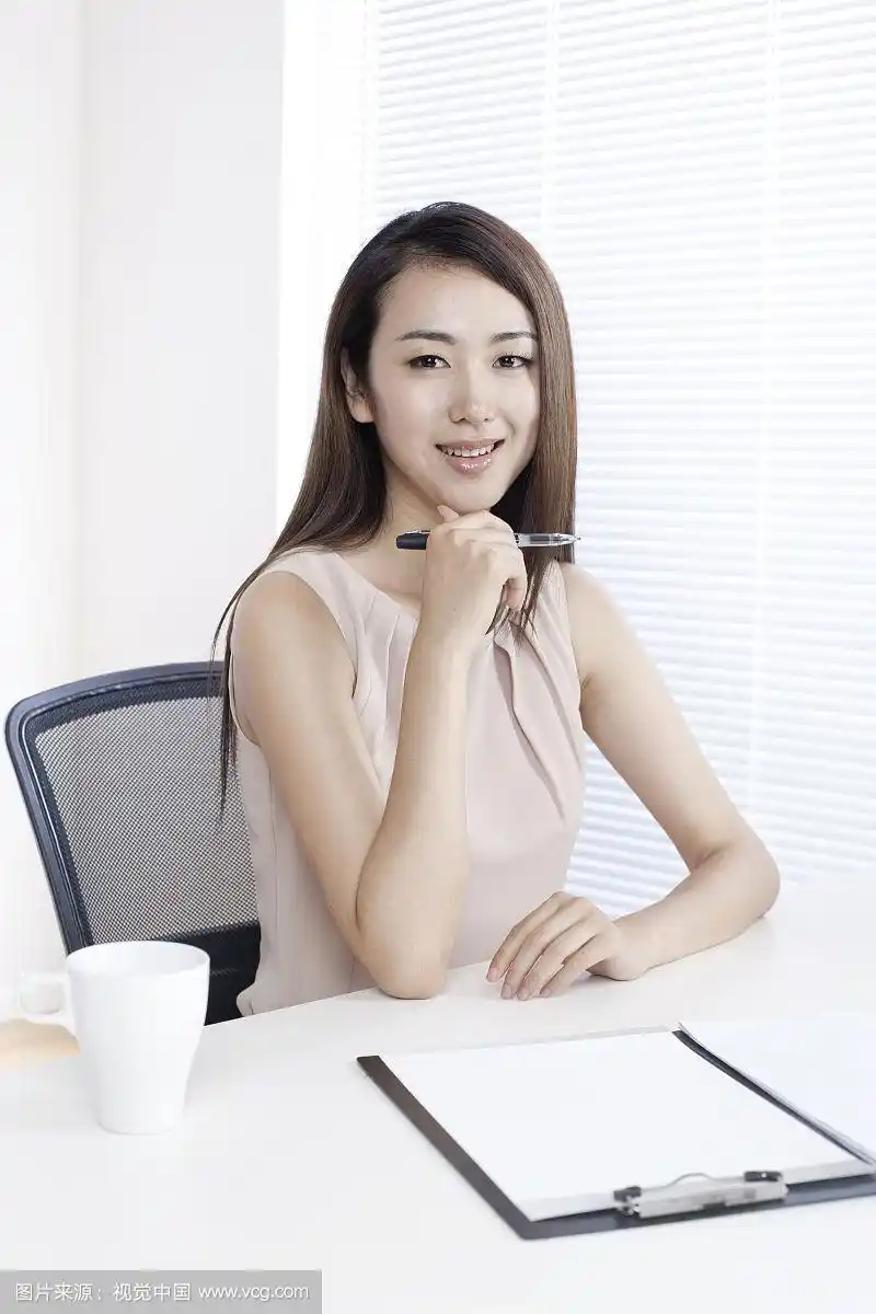 办公室里的年轻女白领