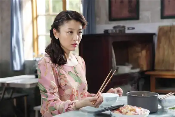 高晓菲美艳护士装扮[保存到相册]高晓菲《马向阳下乡记》剧照[保存到