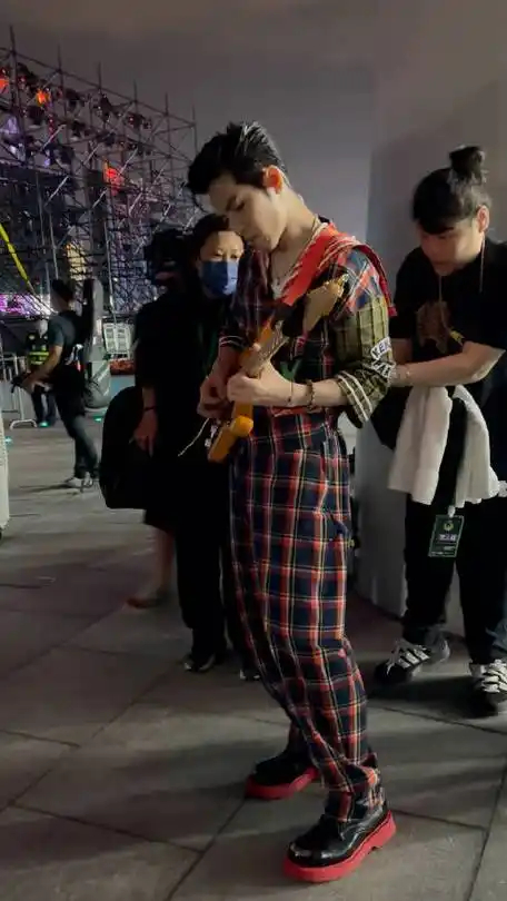 萧敬腾打开音乐节穿搭新思路##萧敬腾广州演出现场