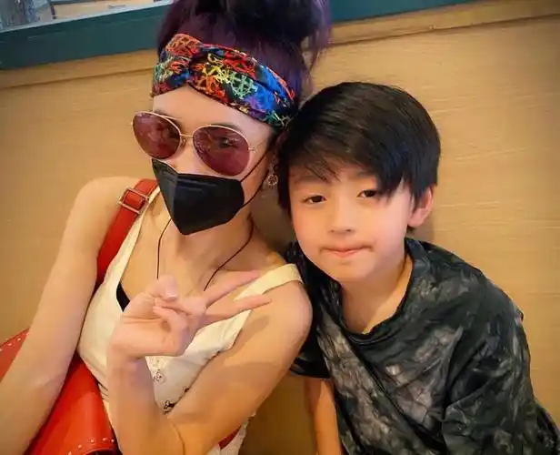 不愧是谢霆锋的儿子,14岁谢振轩开始谈恋爱,为了女友不愿转学_张柏芝