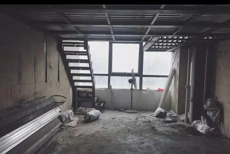 商住两用loft公寓,层高4.2米,楼下高度2.15米,楼上高度1.