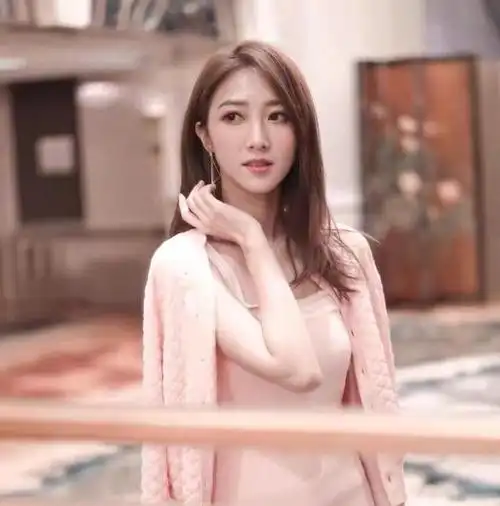 香港小姐何依婷活力女孩长相甜美