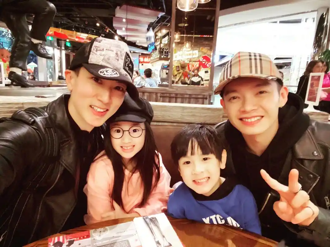 两个小可爱加两个大可爱我看到了一个真正爸爸身份的你吴尊 ,还有你