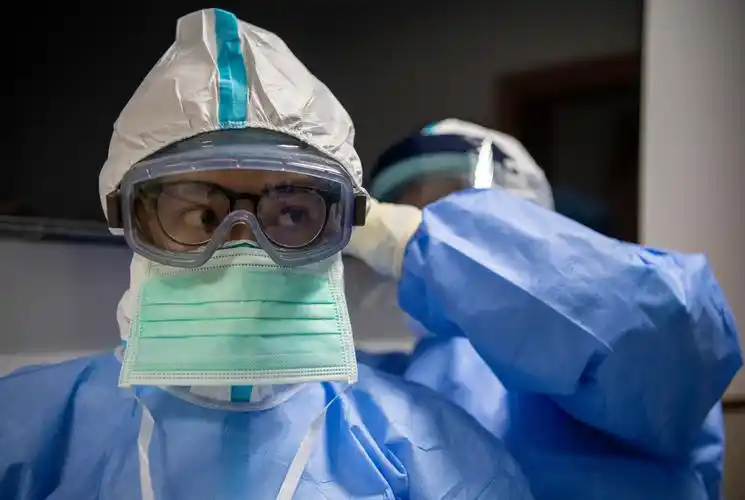 27日早上,广东医疗队第二天的白班护士穿上防护服上阵.南方 记者 徐昊