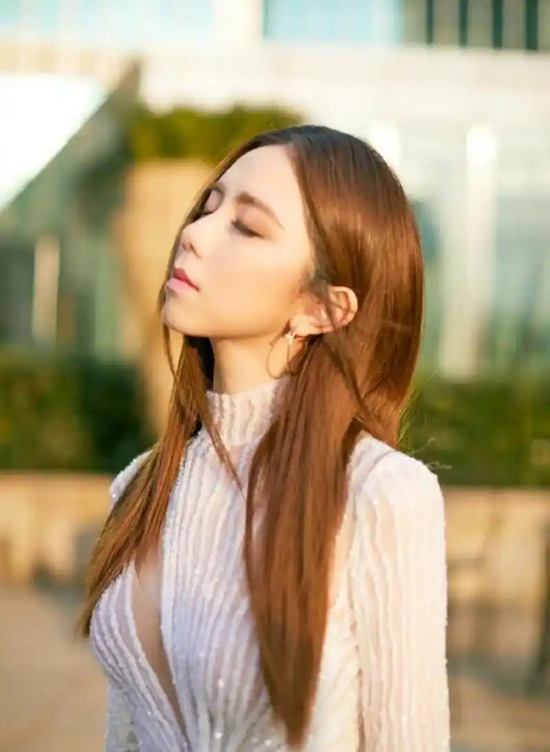 邓紫棋,肉白色高开叉礼服,性感妩媚.