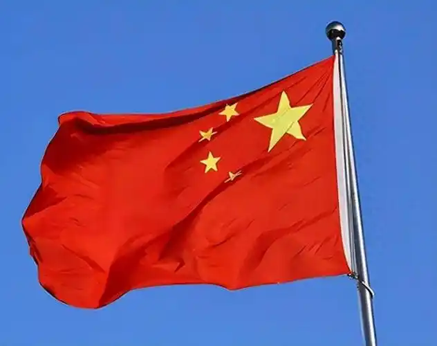 确实没想到美国抢在第一个向我国发表国庆祝福还升起五星红旗