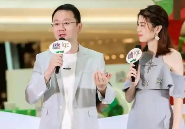 广东主持人薛乐的全家福与妻子刘颖婷恩爱12年儿子只有5岁