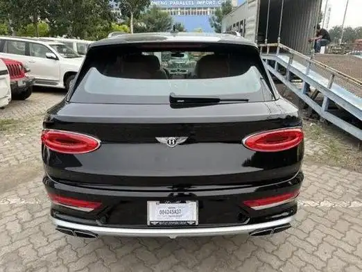 22款宾利添越价格低至240万v8发动机 23款加长添越现车多台