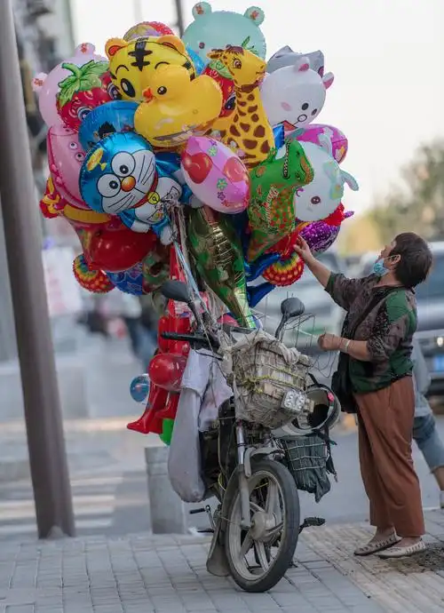 幼儿园旁卖气球的人