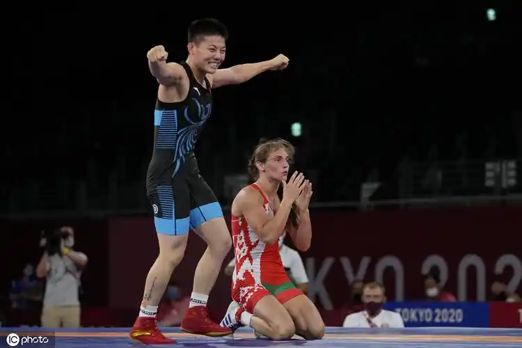 庞倩玉不敌日本选手向田真优摔跤女子自由式53公斤获得一枚银牌