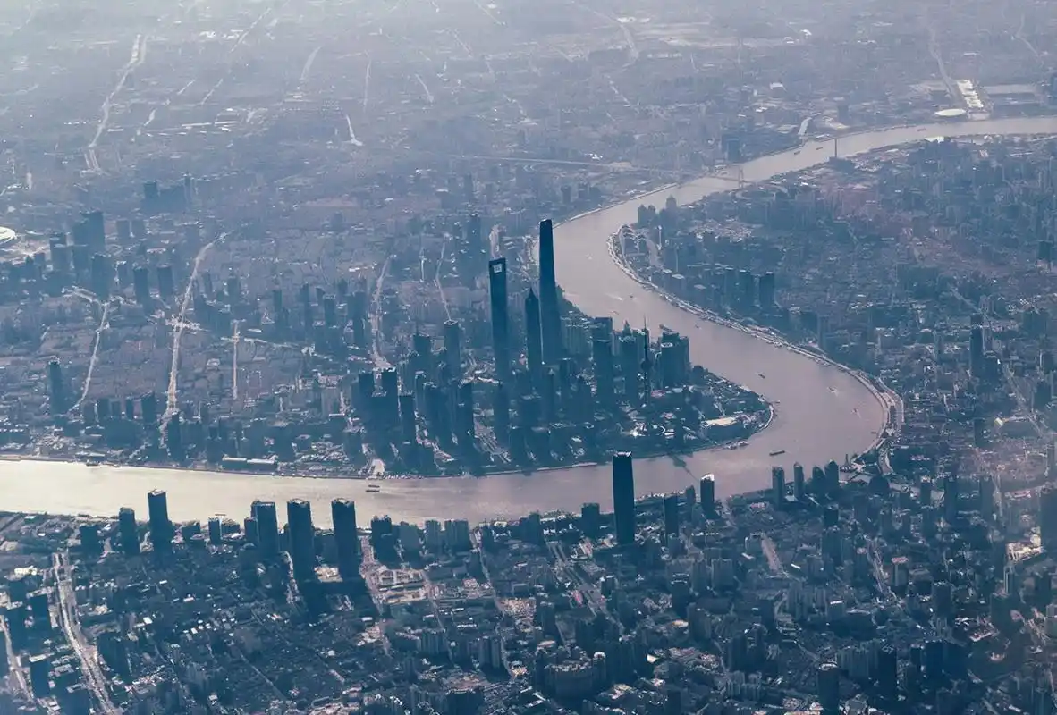 鸟瞰上海,黄浦江穿过上海城区(图片来源:每经记者 张建摄)