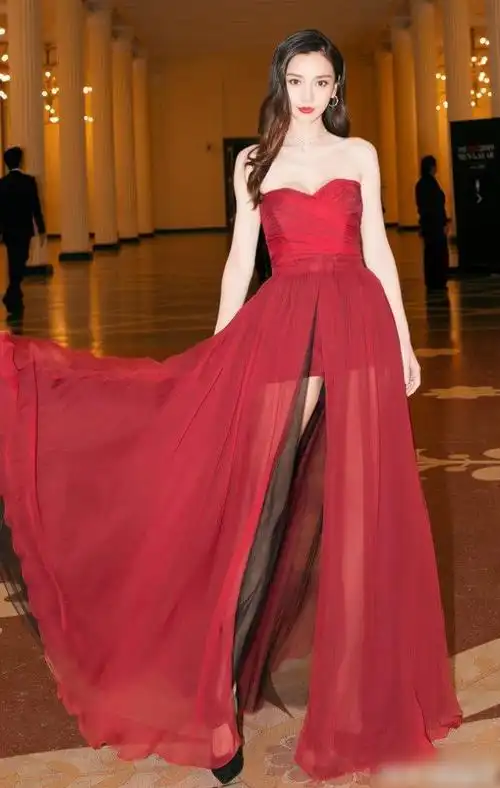 黄晓明不管管杨颖吗?穿的礼服裙仅有薄薄两层,没想到贼显腿长