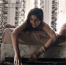 爆笑gif图我能想到最浪漫的事就是每天早上看你穿衣服67