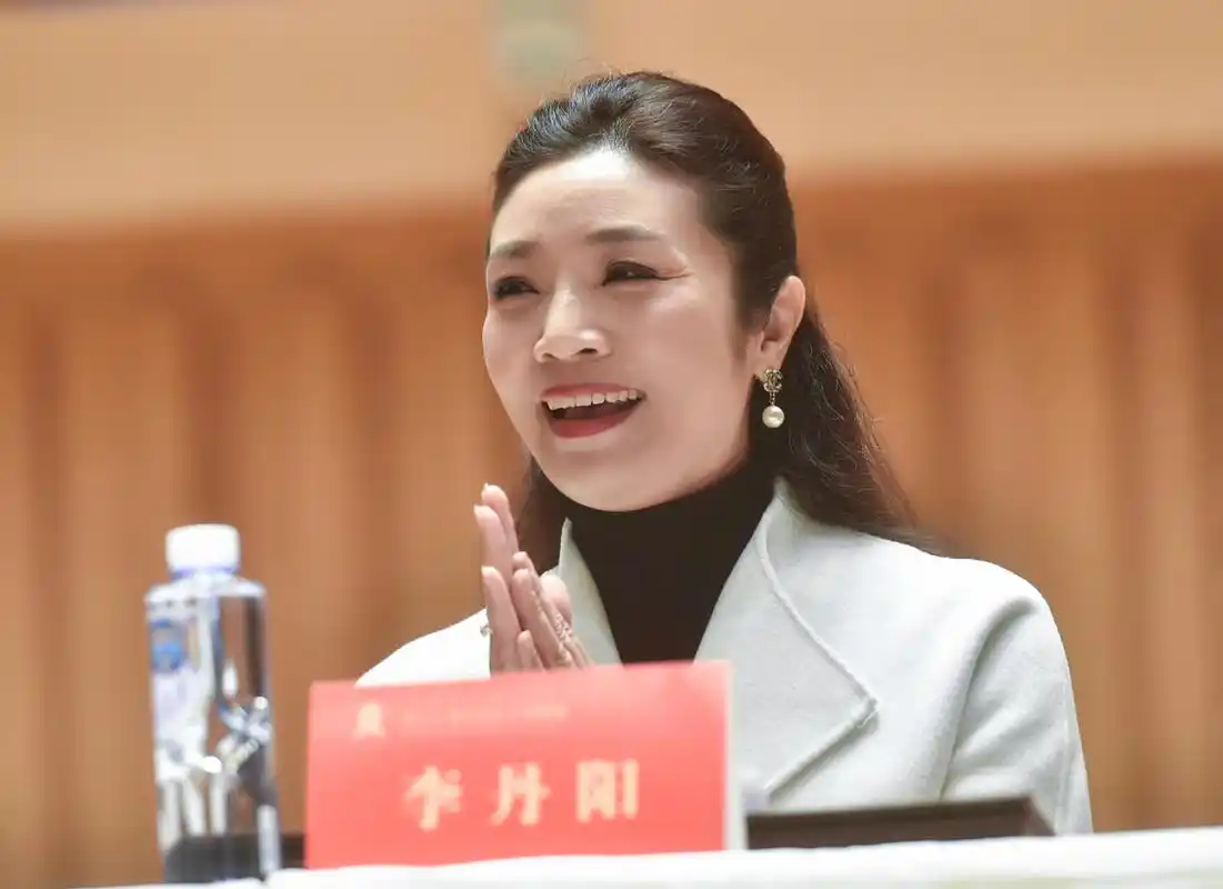 成都妹子李丹阳回家乡当评委金钟奖落户成都我感觉很骄傲