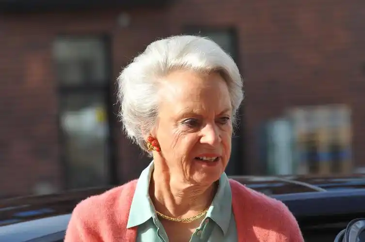 丹麦本尼迪克特公主参观"维吉斯·芬博加朵蒂尔总统"展