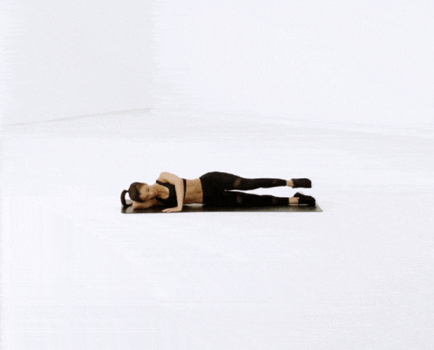 动作二:侧卧左侧抬腿