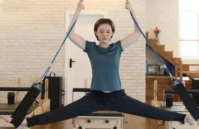 原创孙俪晒全家海边度假照小花表演空中一字马网友表示太厉害了