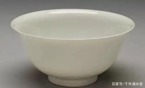 明 永乐 甜白双龙纹碗 高4.7cm,口径10cm,底径4cm 台北故宫藏