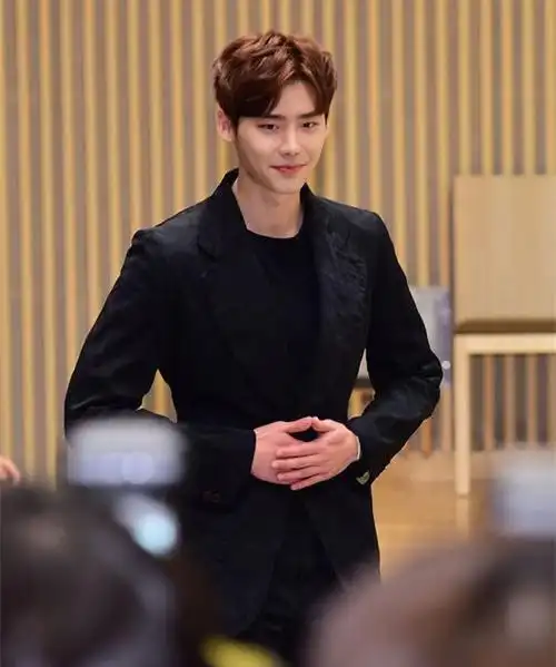 朴信惠秀美背 李侑菲香肩性感撩人《匹诺曹》发布会李钟硕帅气有型