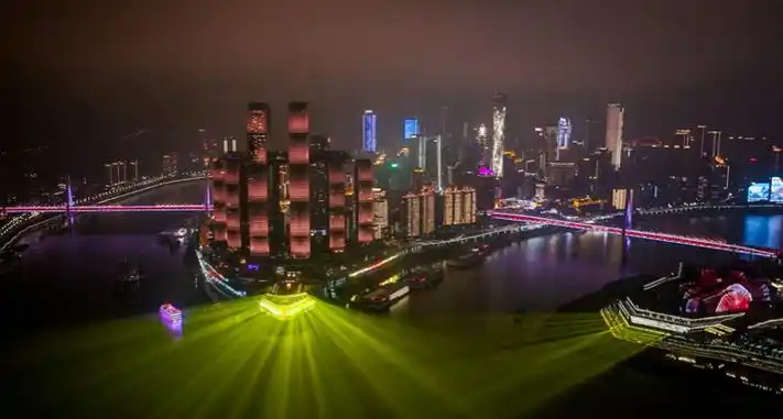 重庆"两江四岸"夜景灯光秀璀璨开演,无人机"数字烟花"点亮山城夜空
