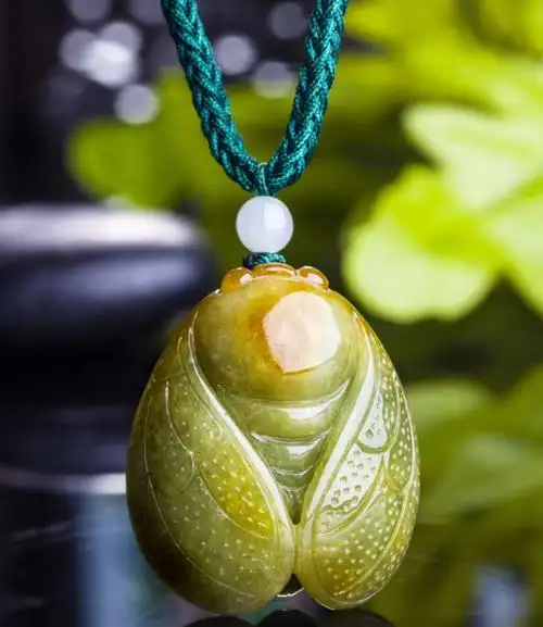 象征腰缠万贯的玉蝉,将汉八刀的雕刻技法发挥得淋漓尽致!