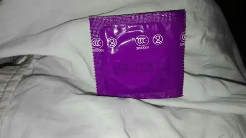 请问这个安全套生产日期是多少,我在男朋友房间翻出来的,还没过期,是