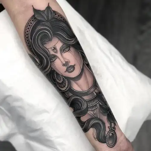 小臂黑灰性感美女纹身图案