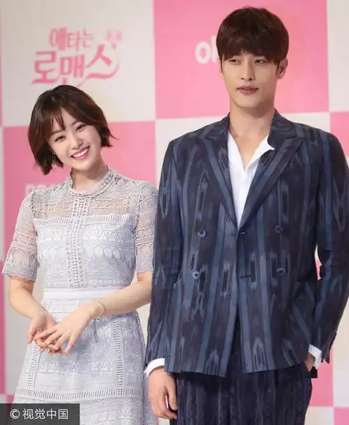 宋智恩新剧发布会紧张甩鞋获成勋搀扶挡镜头超贴心