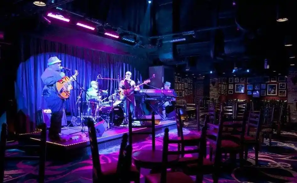 寻找城市夜归人——驻唱歌手:少年不再年少,音乐梦仍然是梦_酒吧