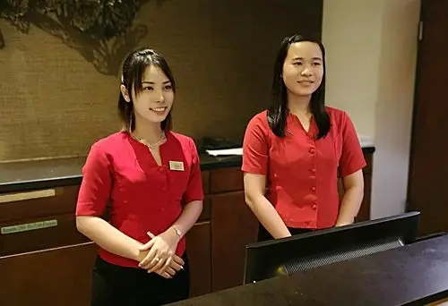 笑脸相迎的酒店大堂服务员