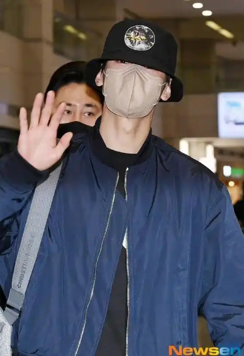 新闻图#车银优今日回国机场新闻图96,是带着口罩也掩盖不了的帅气!