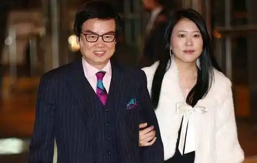 深情对视被摸身材口,也不怕老婆看见吗_女子_徐文娟_孙子