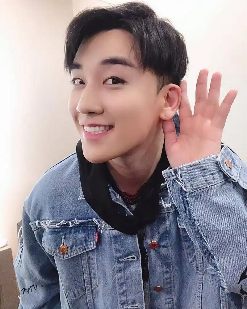 今日份花式卖萌小熊猫送达!请注意查收!