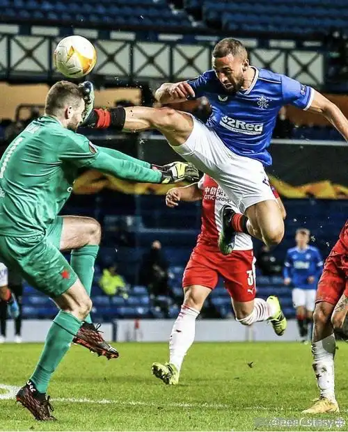 【那些著名的足坛暴力失控场面】平时如果踢球的话,.