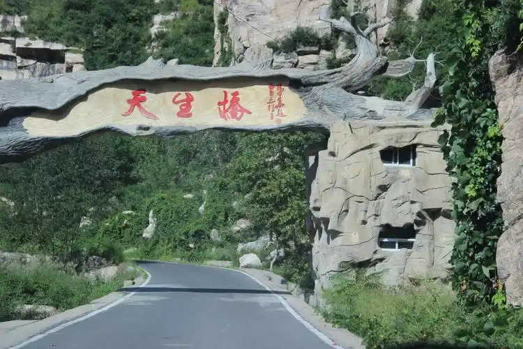 保定阜平天生桥风景区看瀑布