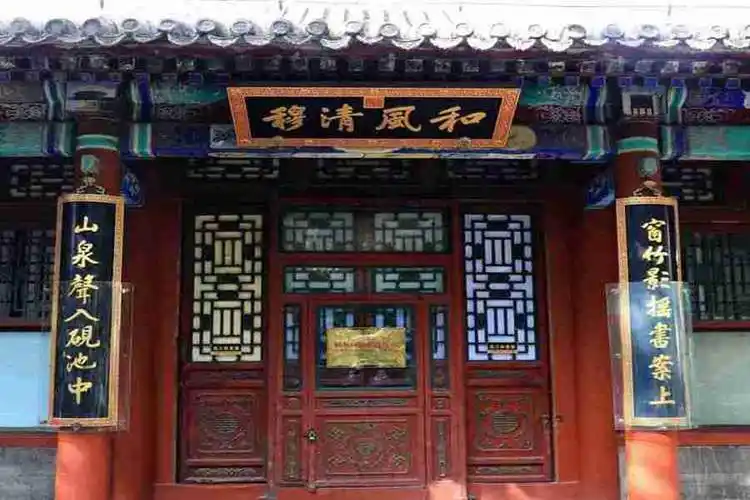 颐和园玉澜堂东配殿霞芬室楹联(对联):窗竹影摇书案上;山泉声入砚池中